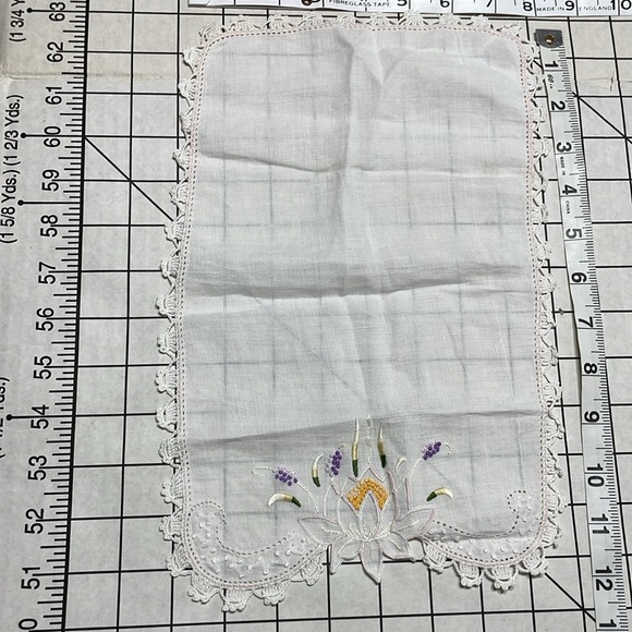 Lot of vintage handkerchiefs/linens w/embroidery and lace embellishments - Picture 6 of 16